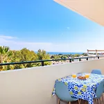 Апартаменты Sea View Apartment, Spacious And Renovated, 10 Minutes To The Beach, Pool Салоу