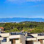 Апартаменты Sea View Apartment, Spacious And Renovated, 10 Minutes To The Beach, Pool