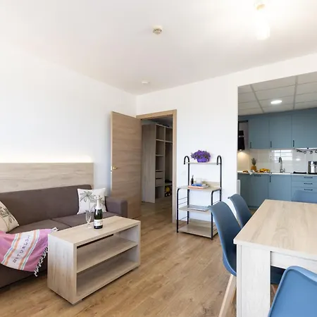 Sea View Apartment, Spacious And Renovated, 10 Minutes To The Beach, Pool 公寓 *