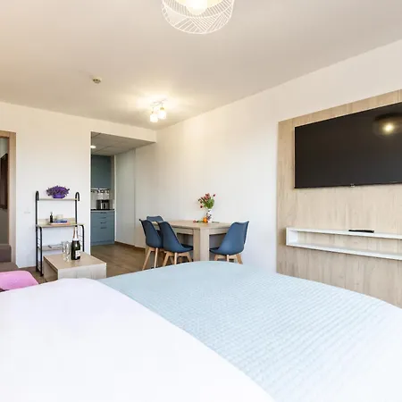 Sea View Apartment, Spacious And Renovated, 10 Minutes To The Beach, Pool 公寓 *