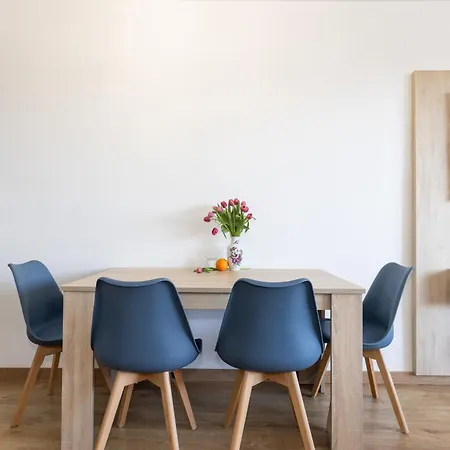 Sea View Apartment, Spacious And Renovated, 10 Minutes To The Beach, Pool 公寓 萨洛
