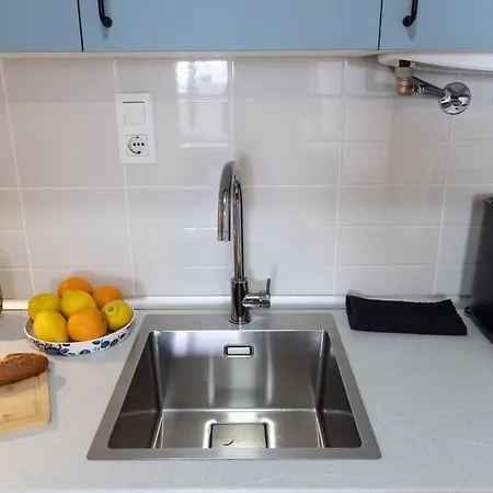 Sea View Apartment, Spacious And Renovated, 10 Minutes To The Beach, Pool 萨洛