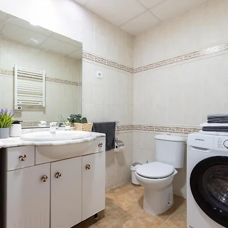 Sea View Apartment, Spacious And Renovated, 10 Minutes To The Beach, Pool