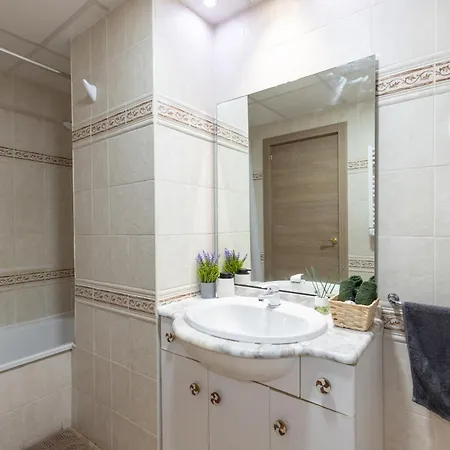 Sea View Apartment, Spacious And Renovated, 10 Minutes To The Beach, Pool * 萨洛